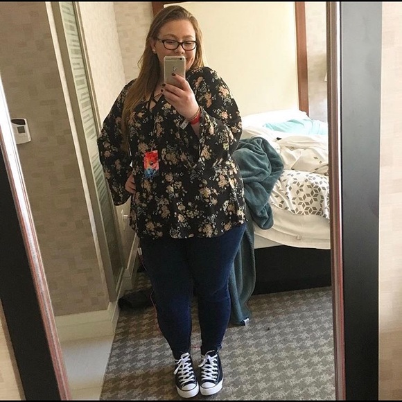 Floral blouse 🌷 - Picture 2 of 2